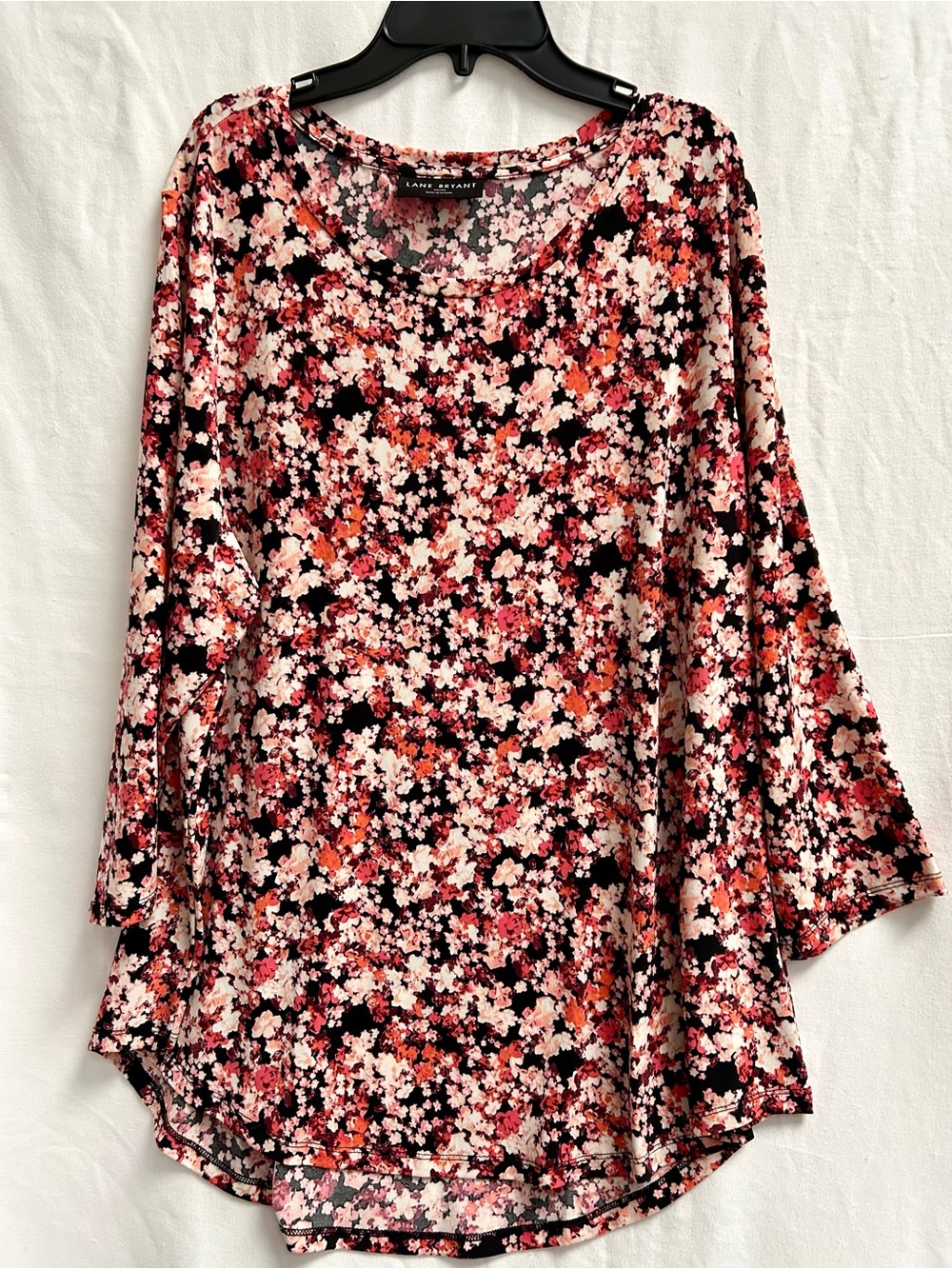 LANE BRYANT BLACK SCOOP NECK TOP WITH PINK, CORAL & BURGUNDY BLOSSOMS, SIZE 18/2